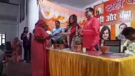सासनी: कल जैन इंटर कॉलेज में फाउंडेशन द्वारा जरूरतमंद महिलाओं को साड़ी और युवाओं को कैप वितरित किए गए, उपजिलाधिकारी रहे मौजूद