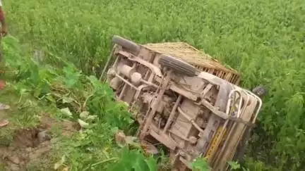 দিনহাটা ২: সাদিয়ালের কুটি সতীনের ছড়া  এলাকায় নিয়ন্ত্রন হারিয়ে একটি চারচাকা ছোট গাড়ি জমিতে পড়ে যায় ঘটনায় এলাকায় চাঞ্চল্য
