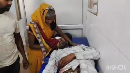 छिबरामऊ: करमुल्लापुर में तेज रफ्तार पिकअप ने बाइक में मारी टक्कर, बाइक सवार 2 युवक घायल, तिर्वा मेडिकल कॉलेज में भर्ती, एक की मौत