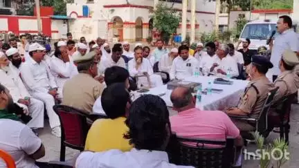 नजीबाबाद: थाना किरतपुर में आगामी त्यौहारों को शांतिपूर्ण ढंग से मनाने के लिए पीस कमेटी की हुई बैठक
