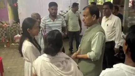 ছিপাঝাৰ: টেঙাবাৰীস্থিত বিশিষ্ট সমাজকৰ্মী প্ৰবীণ ডেকাৰ বাসগৃহত উপস্থিত হৈ শ্ৰদ্ধাঞ্জলি জ্ঞাপন কৰে বিধায়ক পৰমানন্দ ৰাজবংশীয়ে