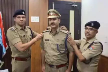 रुद्रपुर: ऊधमसिंहनगर जिले में तैनात पांच दरोगाओं को इंस्पेक्टर के पद पर पदोन्नति पर एसएसपी ने दी स्टार लगाकर शुभकामनाएं