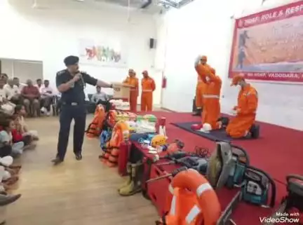 भीनमाल: भीनमाल में एनडीआरएफ ने आपदा प्रबंधन का प्रदर्शन किया, बाढ़, भूकंप और रासायनिक आपदा से बचाव के तरीके सिखाए