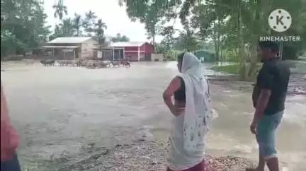 দেৰগাঁও: বছৰৰ প্ৰথমটো বানত ছিগিল দেৰগাঁৱৰ শগুনপাৰা মূল পথ, পাঁচ শতাধিক লোকৰ হাহাকাৰ পৰিস্থিতি