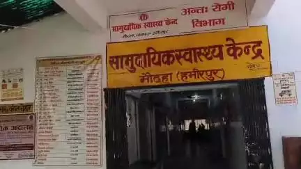 मौदहा: मौदहा नगर में बाइक सवार पति-पत्नी को बोलेरो ने मारी टक्कर