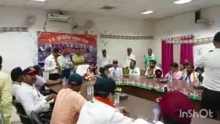 सदर विधानसभा में बीते दिनों निकाली गई तिरंगा यात्रा को लेकर राही ब्लॉक सभागार में विधायक अदिति सिंह को किया गया सम्मानित
