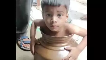 सागर नगर: चकराघाट वार्ड में खेलते समय पानी के बर्तन में फंसा 2 वर्षीय बच्चा, बर्तन को काटकर सकुशल निकाला गया बाहर