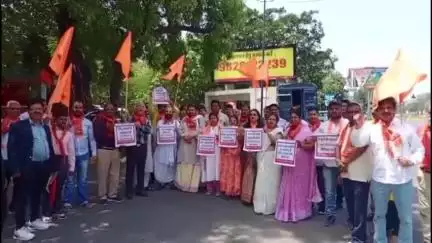 कनाड़िया: 'लव जिहाद' के विरोध में ब्राह्मण समाज ने श्री परशुराम सेना के बैनर तले पुलिस कमिश्नर कार्यालय में दिया ज्ञापन