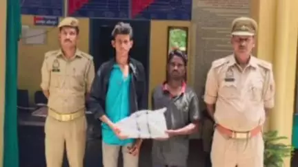 मड़ियाहू: थाना नेवढ़िया पुलिस ने डीह बाबा के पास से 2 शातिर चोरों को किया गिरफ्तार, चोरी का सामान और उपकरण हुआ बरामद