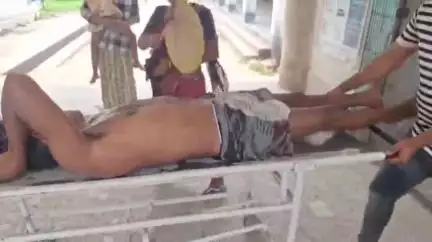 ভগবানগোলা ১: BSF-র জমি ঘিরে দেওয়াকে কেন্দ্র করে 2 প্রতিবেশীর সংঘর্ষ; জখম ব্যক্তি, আশঙ্কাজনক অবস্থায় মুর্শিদাবাদ মেডিক্যালে চিকিৎসাধীন