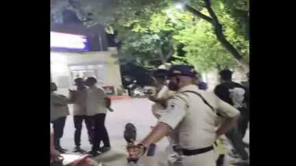 इंदौर: इंदौर में हिंदू महिला के साथ आपत्तिजनक स्थिति में पकड़ाया मुंबई का कव्वाल नौशाद अली, हिंदू संगठन ने किया पुलिस के हवाले