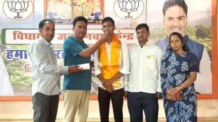 चित्तौड़गढ़: मधुबन स्थित विधायक कार्यालय पर चित्तौड़गढ़ विधायक चंद्रभान सिंह ने आंवल हेड़ा के छात्र को किया सम्मानित