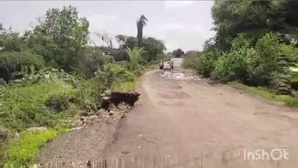 बार्शी: बार्शी-कोरफळे रस्त्यावर खड्डे, कव्हे गावाजवळील जीर्ण पूल; शेतकऱ्यांचा आंदोलनाचा इशारा