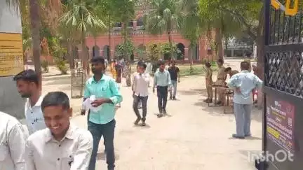 हरदोई: हरदोई में कड़ी सुरक्षा के बीच बीएड की परीक्षा हुई सम्पन्न, परीक्षार्थियों ने कहा- इस बार पेपर लीक की संभावना है कम