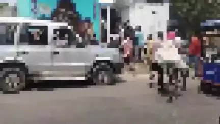 কালনা ১: অবৈধ সম্পর্কের জেরে অত্মহত্যা যুবকের , বড়মিত্রপাড়ায় পুলিশের সামনেই স্ত্রীর বাপের বাড়ি ও প্রতিবেশীর বাড়ি ভাঙচুর