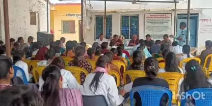 गंधवानी: सीएचसी गंधवानी में समीक्षा बैठक हुई आयोजित, CMHO भी हुई शामिल
