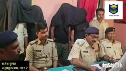 बैकुंठपुर: बैकुंठपुर पुलिस ने राहगीरों से लूटपाट करने के मामले में चार अपराधियों को किया गिरफ्तार, 4 बाइक ज़ब्त