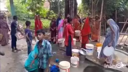 शंभूगंज: करसोप गांव के वार्ड-5 में एक चापाकल से बुझ रही सैकड़ों घरों की प्यास, लोग कतार में भरने को मजबूर