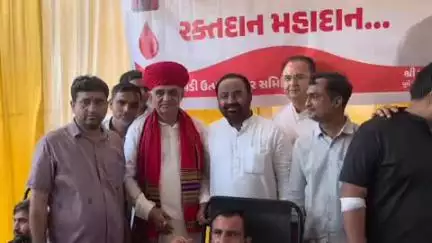 ડીસા એપીએમસી માર્કેટ ખાતે મહારક્તદાન કેમ્પ યોજાયો 178 જેટલા રક્તદાતાઓ કર્યું રક્તદાન.