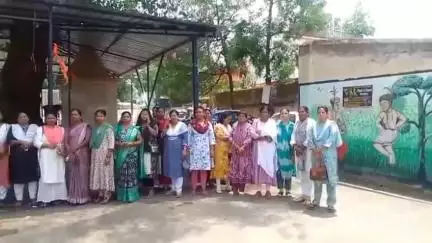 मनेंद्रगढ़ एसडीएम कार्यालय के सामने सरकार के खिलाफ प्रदर्शन, बोले- दाल-भात केंद्र बना रही है शिक्षा व्यवस्था