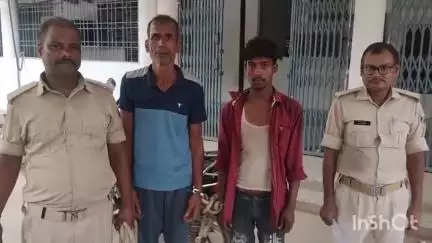 मधेपुरा: भर्राही पुलिस ने कौशलपुर और एकडेहरा गांव से दो फरार वारंटी अभियुक्तों को गिरफ्तार कर कार्यालय में पेश किया