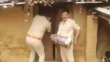 सूरजगढ़: मानिकपुर गांव में पुलिस ने फरार हत्यारोपी के घर ढोल बजवाकर इश्तिहार चिपकाए