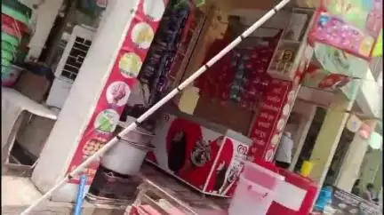 निवाड़ी: निवाड़ी बाईपास तिराहे पर खंभे के तार में फैला करंट, बिजली विभाग को दी सूचना