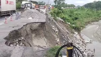 মাদারিহাট: রবিবার সারাদিন গ্যারগান্ডার অ্যাপ্রোচ রোড পুনর্নির্মাণ