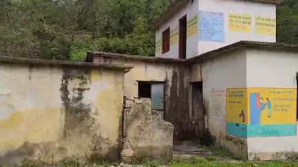 कांडा: ठांगा ग्राम पंचायत का पंचायत भवन जर्जर और खस्ताहाल, ग्रामीणों ने सुध लेने की मांग को लेकर डीएम को लिखा पत्र
