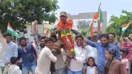 ఆపరేషన్ సింధర్ పాల్గొని స్వగ్రామం వట్లూరుకు చేరుకున్న భారత్ జవాన్ స్వాగతం పలికిన గ్రామస్తులు