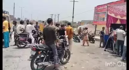 धामपुर: शेरकोट के हरेवली तिराहे पर युवाओं ने गर्मी से राहत दिलाने के लिए छबील लगाकर राहगीरों को ठंडा शरबत पिलाया