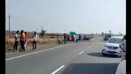 सुसनेर: ट्रक ने ट्रैक्टर को पीछे से मारी टक्कर, ट्रैक्टर-ट्रॉली अलग हुए, ट्रक खाई में गिरा, कोई हताहत नहीं