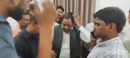 बलिया: पीडब्लूडी डाकबंगले पर परिवहन मंत्री ने सुनी जनसमस्याएं, विकास कार्यों को समय पर पूर्ण कराने के दिए निर्देश