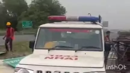 गढ़मुक्तेश्वर: नेशनल हाईवे 9 पर गांव अठसैनी के पास टैंकर पोल से टकराकर पुलिया में फंसा, ड्राइवर और कंडक्टर घायल
