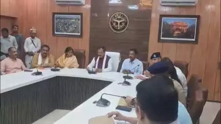 सर्किट हाउस में डिप्टी सीएम केशव प्रसाद मौर्य ने अधिकारियों और जनप्रतिनिधियों के साथ की बैठक