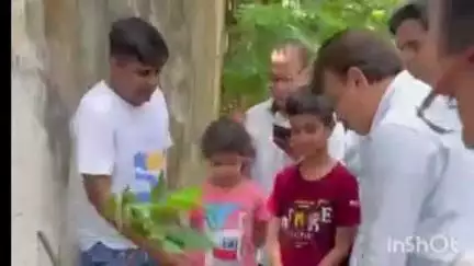 ચોરાસી: કૈલાશ નગર ખાતે સુરત મેયર દક્ષેશ માવાની દ્વારા એક પેડ મા કે નામ અંતર્ગત વૃક્ષારોપણ કર્યું હતું.