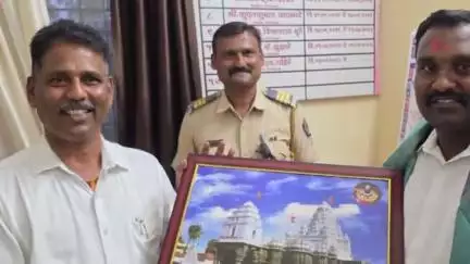 औंढा नागनाथ: पोलीस ठाणे येथे पोलीस निरीक्षक जीएस राहिरे यांच्या हस्ते बदली झालेल्या अधिकाऱ्यांचा सत्कार करत दिला निरोप