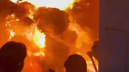 चंदौसी: चंदौसी जा रही गेट स्थित गतका गोदाम में लगी भीषण आग, कड़ी मशक्कत के बाद पाया गया आग पर काबू, वीडियो हो रहा वायरल