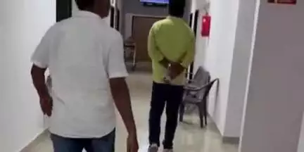 चिनिया: पीएचसी का निरीक्षण करने पहुंचे प्रभारी चिकित्सा पदाधिकारी डॉ.असजद अंसारी रजिस्टर से लेकर स्वास्थ्य सेवाओं तक ली जानकारी