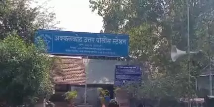 अक्कलकोट: एसटी स्टँड येथे अज्ञात चोरट्याने ₹ 45 हजार किमतीची एकाच्या गळ्यातील सोन्याची साखळी चोरली...