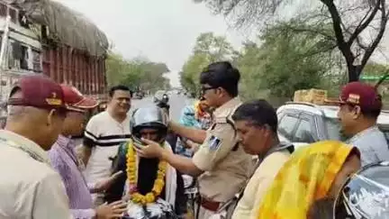 भिंड नगर: भिण्ड: मेहगांव के पास NH-719 पर समाजसेवी वकील और थाना प्रभारी ने बिना हेलमेट वाहन चालकों को हेलमेट बांटे