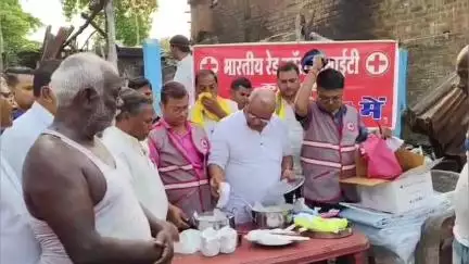 हसनगंज: रामपुर गांव में आग लगने से पीड़ित परिवारों के बीच भारतीय रेडक्रॉस सोसायटी ने राहत सामग्री वितरित की