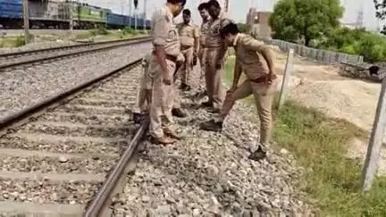 करछना: कचरी गांव स्थित तेजस राजधानी एक्सप्रेस ट्रेन दुर्घटनाग्रस्त स्थल का थाना प्रभारी व जीआरपी पुलिस ने किया निरीक्षण