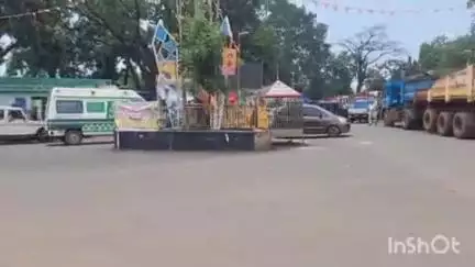 ଚମ୍ପୁଆ: ଚମ୍ପୁଆ ବଜାରରେ ଟ୍ରାଫିକ ବ୍ୟବସ୍ଥା ବିପର୍ଯ୍ୟସ୍ତ ଦୀର୍ଘ ସମୟ ଧରି ଜାମରେ ଫସିଲା ଆମ୍ବୁଲାନ୍ସ