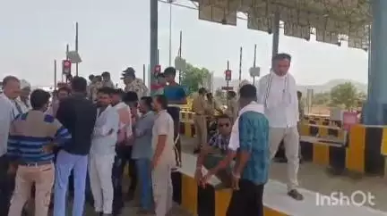 शाहपुर: कुंडी टोल प्लाजा पर टोल वसूली से नाराज़ ग्रामीणों का प्रदर्शन, मुफ्त पास की मांग