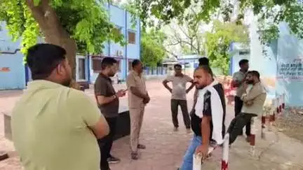 भिंड नगर: भिंड के बड़े पुरा गांव में 26 वर्षीय युवक की जहरीला पदार्थ खाने से मौत, पुलिस ने शव को पोस्टमार्टम के लिए भेजा