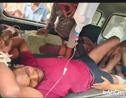 अकबरपुर: अंबेडकरनगर में ट्रैक्टर और बाइक की जोरदार टक्कर, दो युवक घायल, एक की हालत नाजुक, ट्रैक्टर चालक फरार
