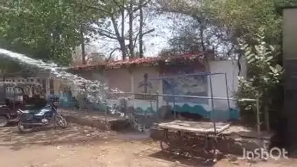 होशंगाबाद नगर: SNG स्कूल की दीवार पर बनी शहीद गैलरी के सामने असामाजिक तत्वों ने लगाई आग, दमकल कर्मियों ने आग पर पाया क़ाबू