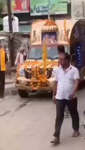 बानसूर: बानसूर में ज्योति कलश रथ यात्रा पहुंचने पर ग्रामीणों ने पुष्प वर्षा कर किया स्वागत, महिलाओं ने लिया हिस्सा