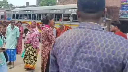আউশগ্রাম ১: সেল হয় জামাকাপড়ে, সেল পাওয়া যায় ছাতা জুতোয়, এবার কিনা জামাই পাওয়া যাচ্ছে সেলে! আজব কান্ড গুসকরায়